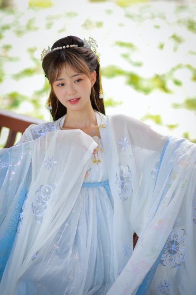 The picture of the beautiful woman in ancient costume by Daming Lake is graceful and pitiful