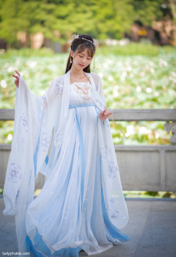 The picture of the beautiful woman in ancient costume by Daming Lake is graceful and pitiful - 1