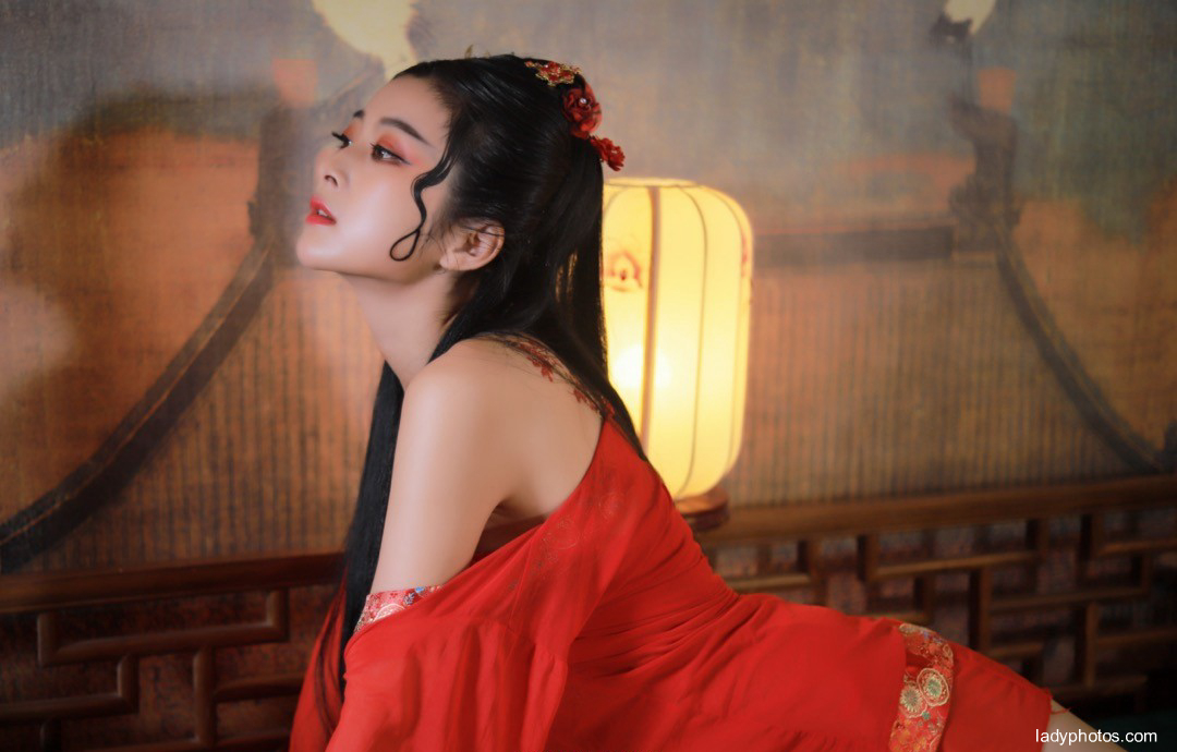 來點小情趣！ 美女穿古裝肚兜妖豔入骨 - 3