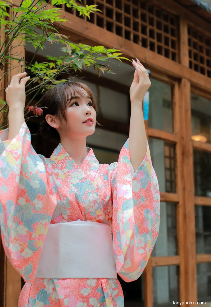 Feel the traditional Japanese customs. The island flower girl is waiting for you - 1