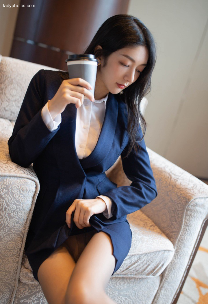 Lonely Secretary xiaoreba hotel shows sexy crisp breasts and beautiful legs to lure the president - 4