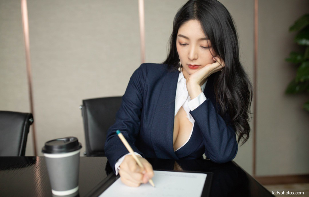 Lonely Secretary xiaoreba hotel shows sexy crisp breasts and beautiful legs to lure the president - 3
