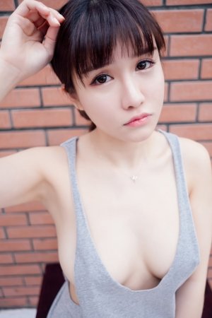 The white and delicate breasts are crumbling, and Vivian's sexy photo is charming and charming