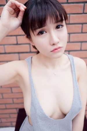 白皙娇嫩的巨乳摇摇欲坠 傲娇萌萌Vivian性感写真香艳撩人