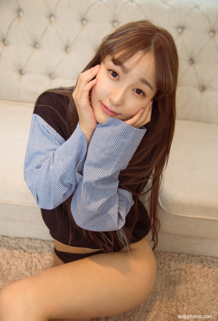 純情な女の子のじりじりする誘惑尤果の女神は学生の制服をくわえて遊びます。 - 1