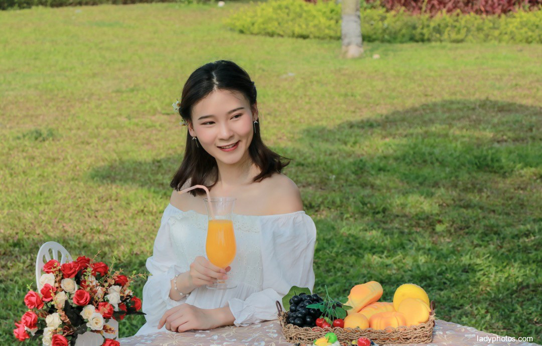 陪美女公園踏青，笑靨如花令人意亂神迷 - 3