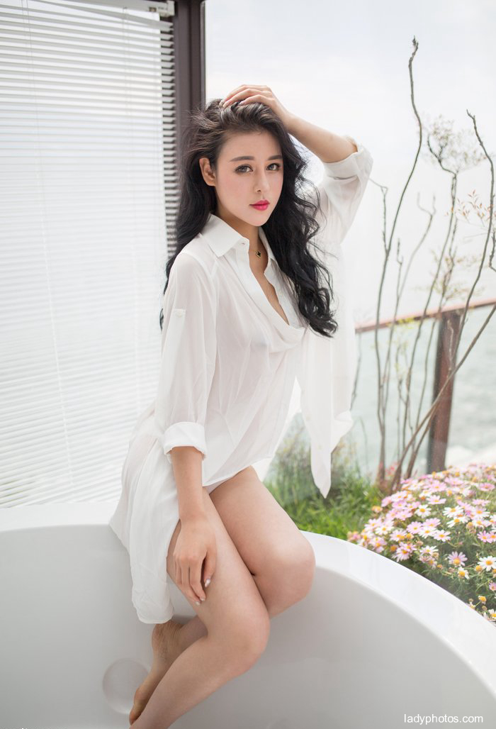 Push goddess welfare beautiful picture sexy beauty Ye Jiayi opens her chest and legs with aggressive side leakage - 1
