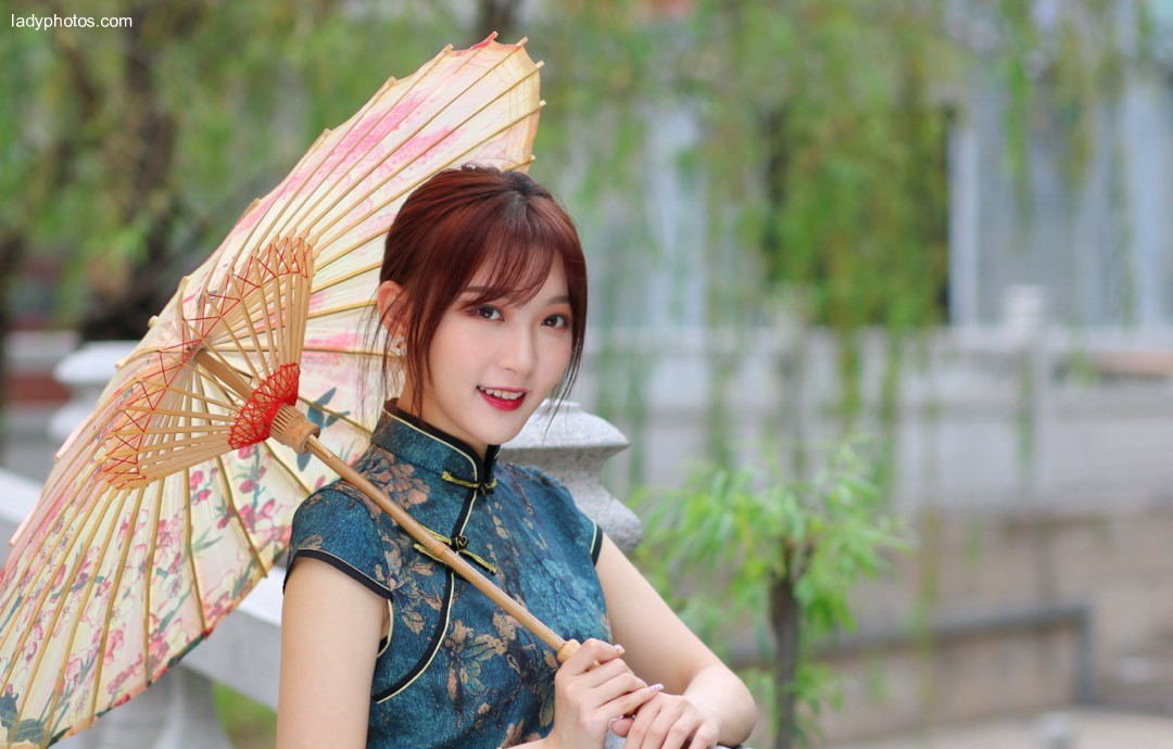 Her eyes are full of spring water, and her cheongsam is charming, fragrant and tender - 3