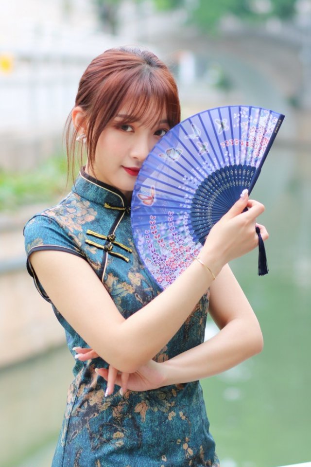 Her eyes are full of spring water, and her cheongsam is charming, fragrant and tender