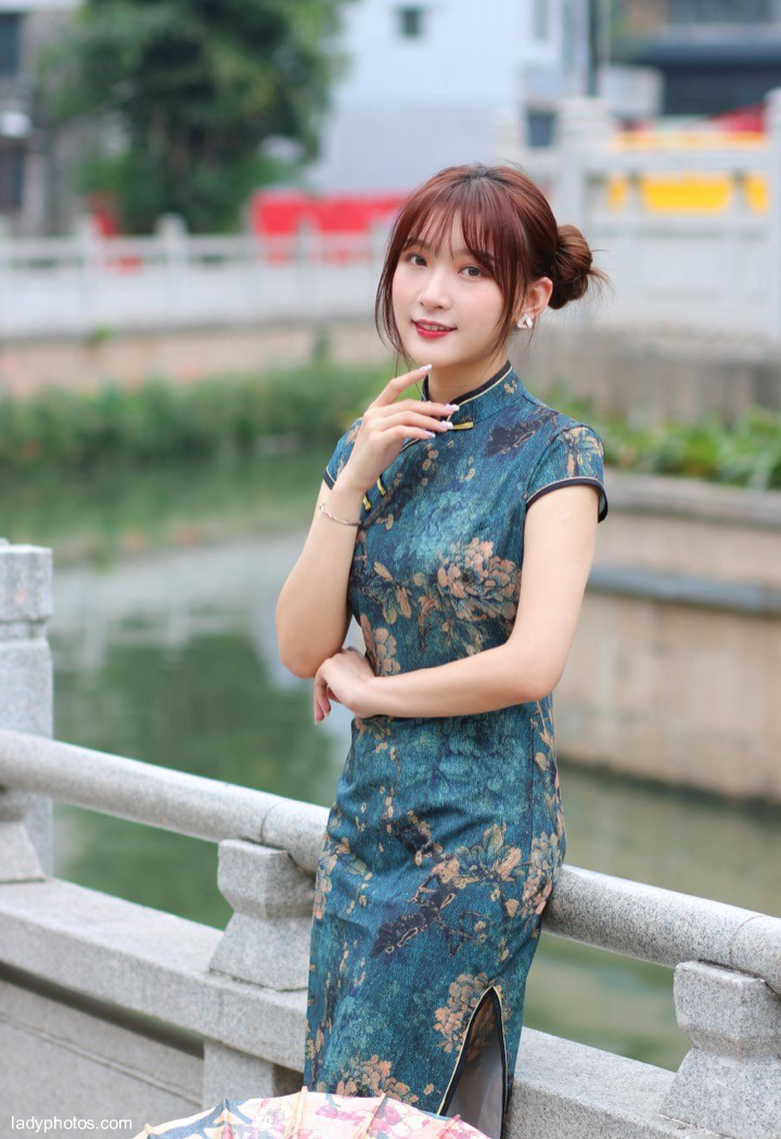 Her eyes are full of spring water, and her cheongsam is charming, fragrant and tender - 5