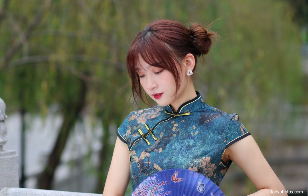 Her eyes are full of spring water, and her cheongsam is charming, fragrant and tender - 2