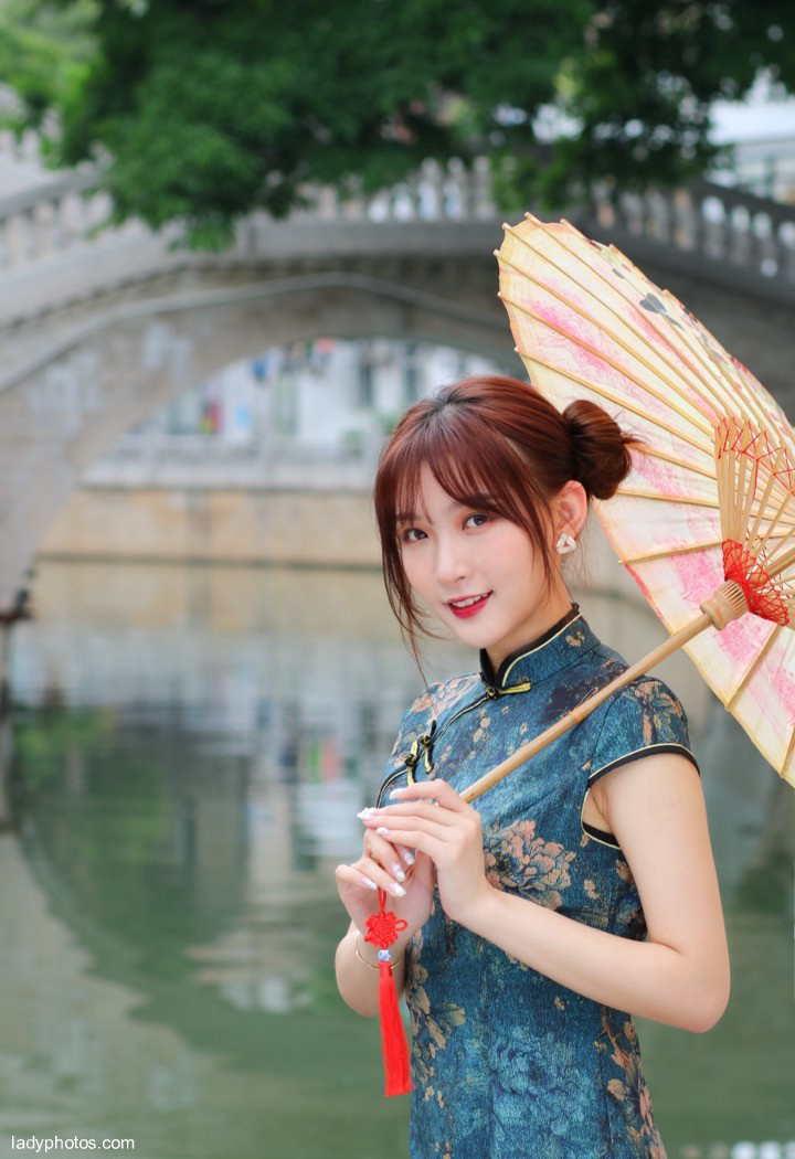 Her eyes are full of spring water, and her cheongsam is charming, fragrant and tender - 4