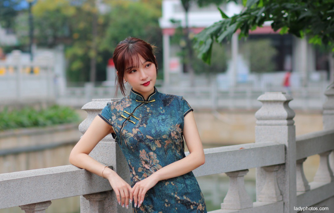 Her eyes are full of spring water, and her cheongsam is charming, fragrant and tender - 1