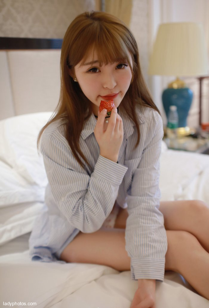 Pure sister Yi Xiaoqi Momo is sweet and sour, just like strawberry - 5