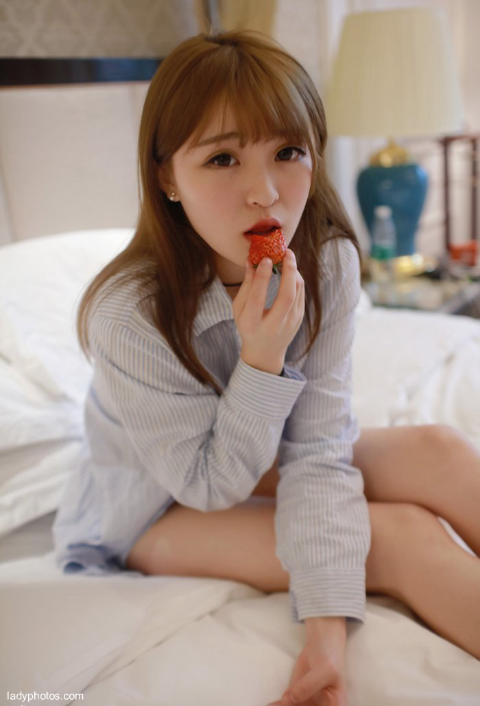 Pure sister Yi Xiaoqi Momo is sweet and sour, just like strawberry - 4