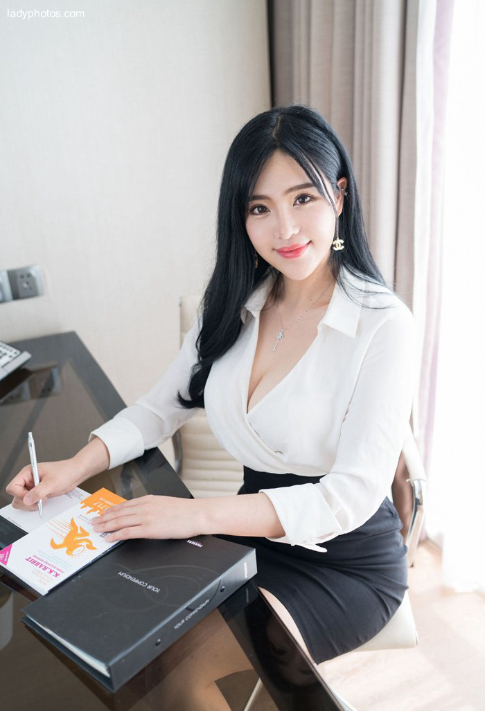 Are you short of such a female secretary? Sweet female model Liu yu'er sexy ol dress - 3