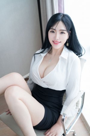Are you short of such a female secretary? Sweet female model Liu yu'er sexy ol dress