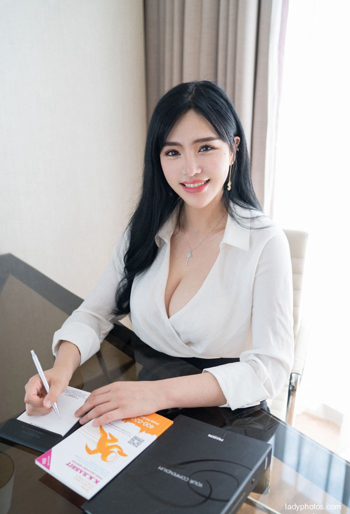 Are you short of such a female secretary? Sweet female model Liu yu'er sexy ol dress - 2