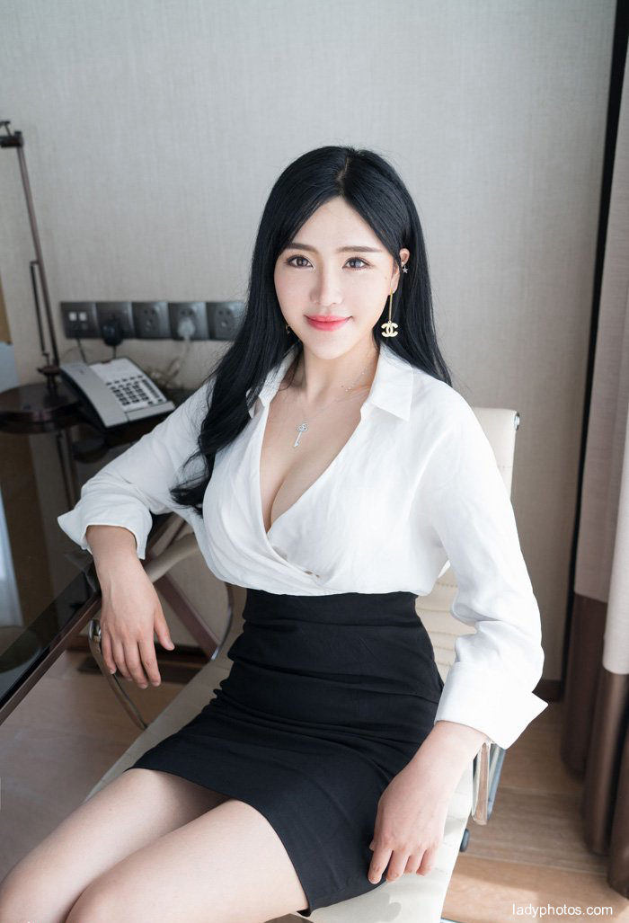 Are you short of such a female secretary? Sweet female model Liu yu'er sexy ol dress - 1